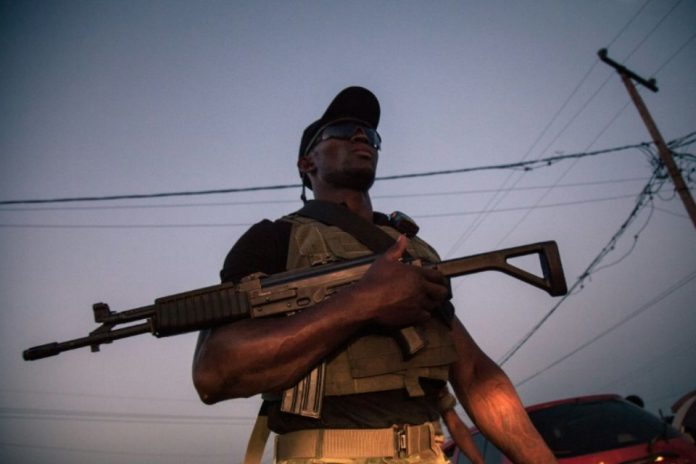 1118772-un-soldat-camerounais-patrouille-dans-les-rues-de-buea-dans-la-region-du-sud-ouest-une-des-deux-regi