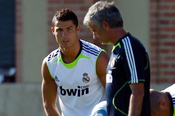 0_Real-Madrid-coach-Mourinho-talks-to-forward-Ronaldo-during-training-in-Los-Angeles
